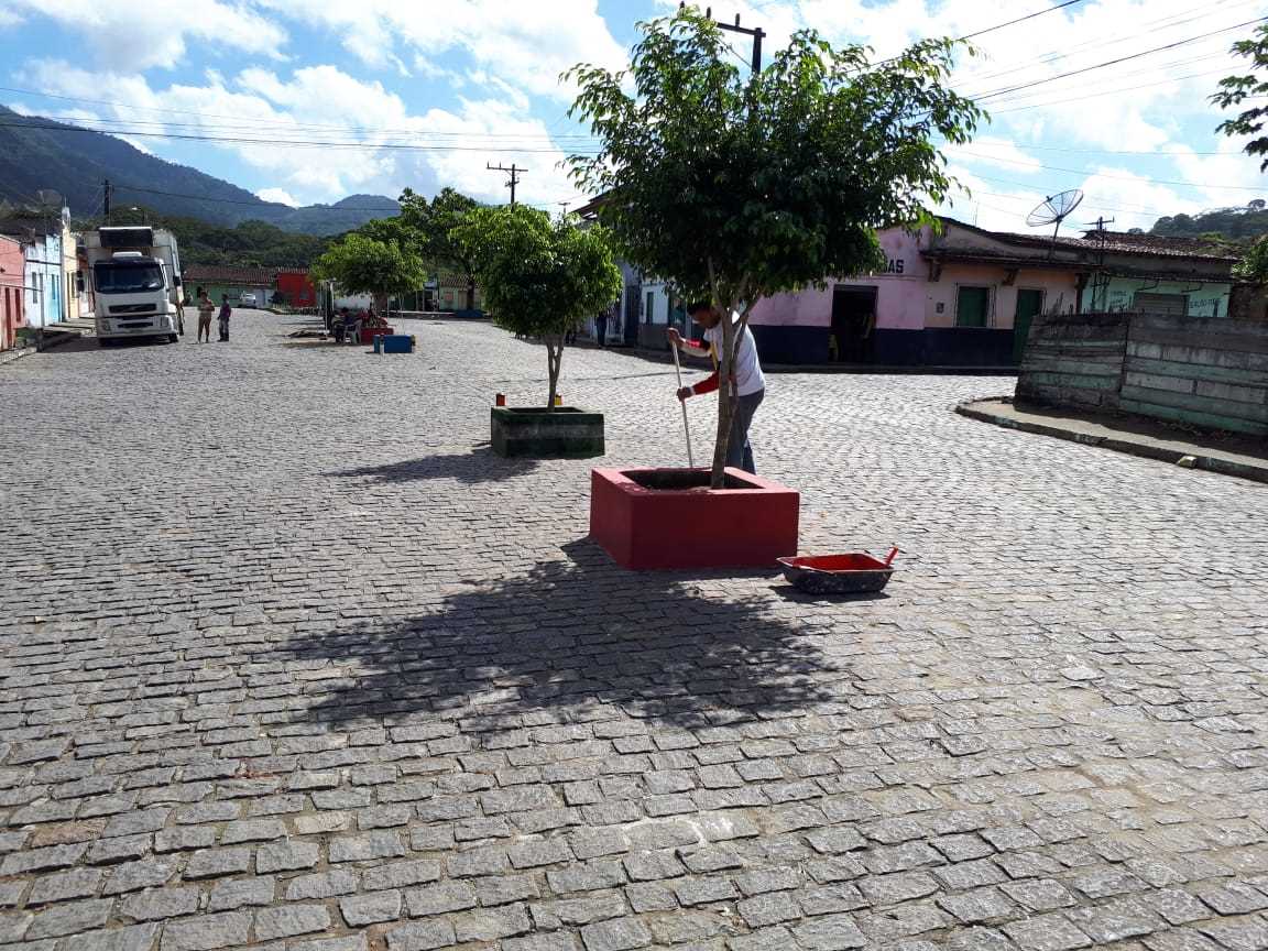 Camacã: Prefeitura realiza Mutirão de limpeza e pintura no Distrito de Jacareci